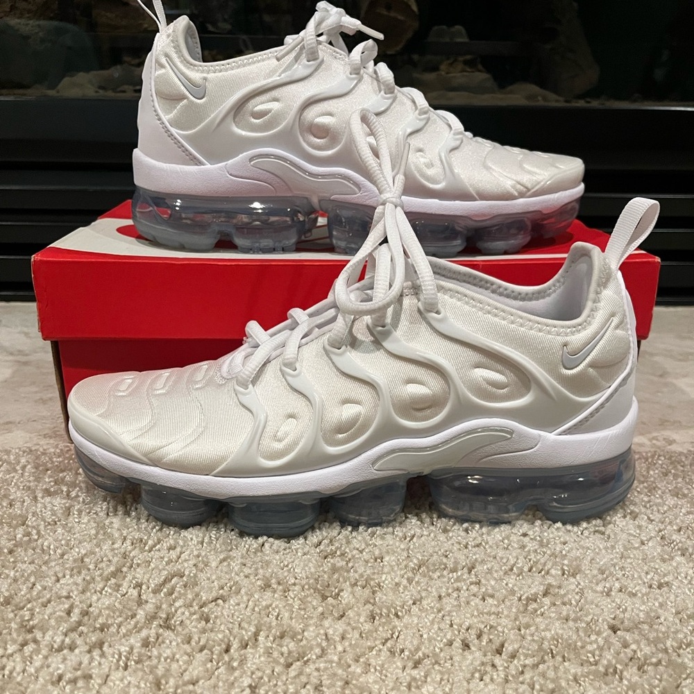 Nike Men’s Shoes Size 7 Very Gently Worn. Great Condition VM 924453-100 With Box
